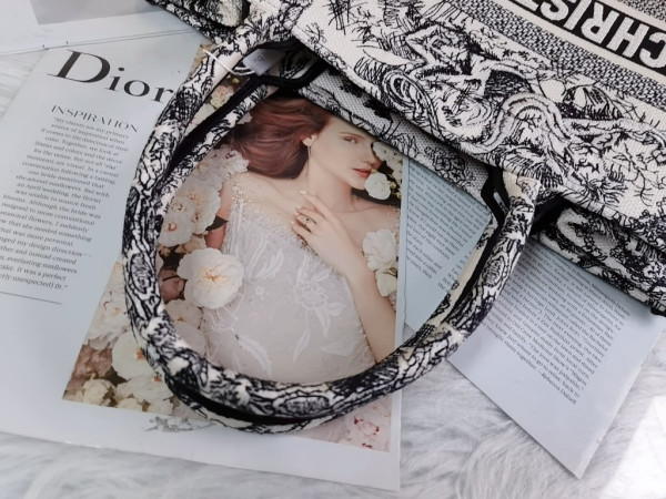 D*or book tote