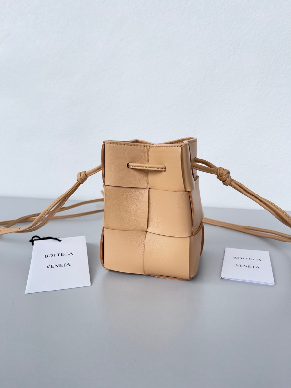 Bo*te*ga ve*ne*ta mini cassette bucket bag