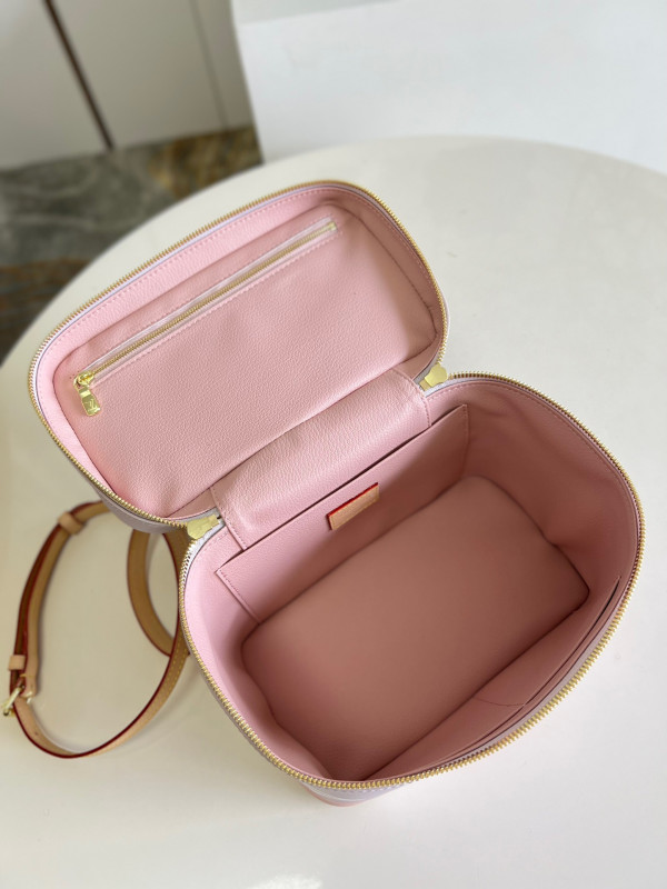 l**is V*t*n toiletry bag