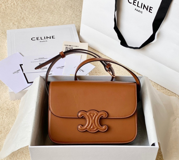 Ce**e classique triomphe bag