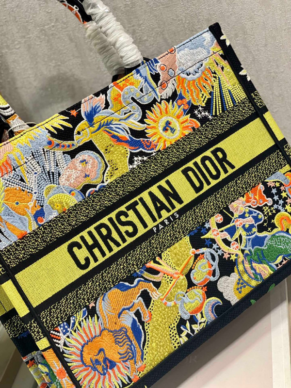 medium D*or book tote
