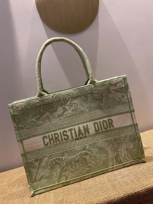 medium D*or book tote