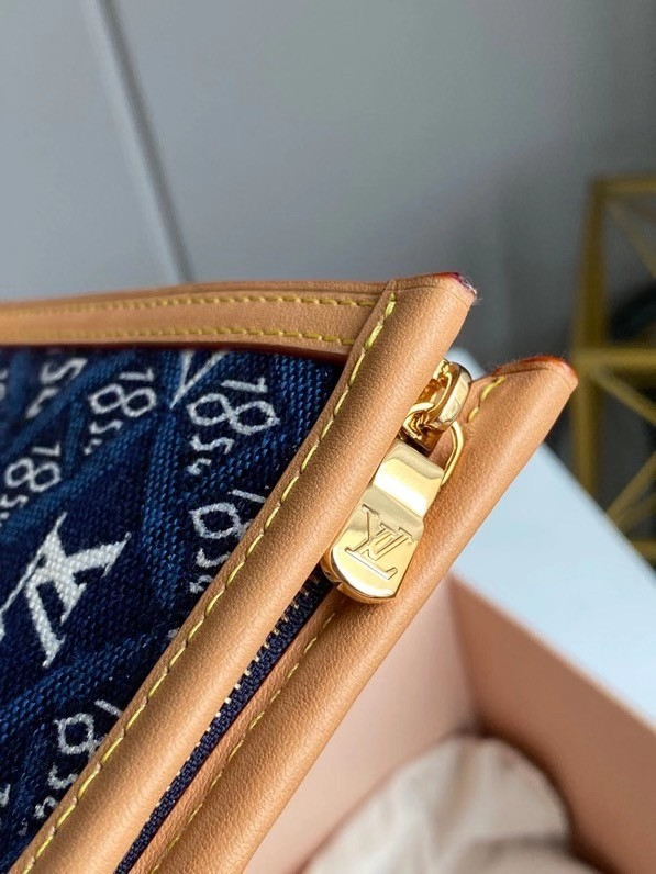 l**is V*t*n since 1854 toiletry pouch 26