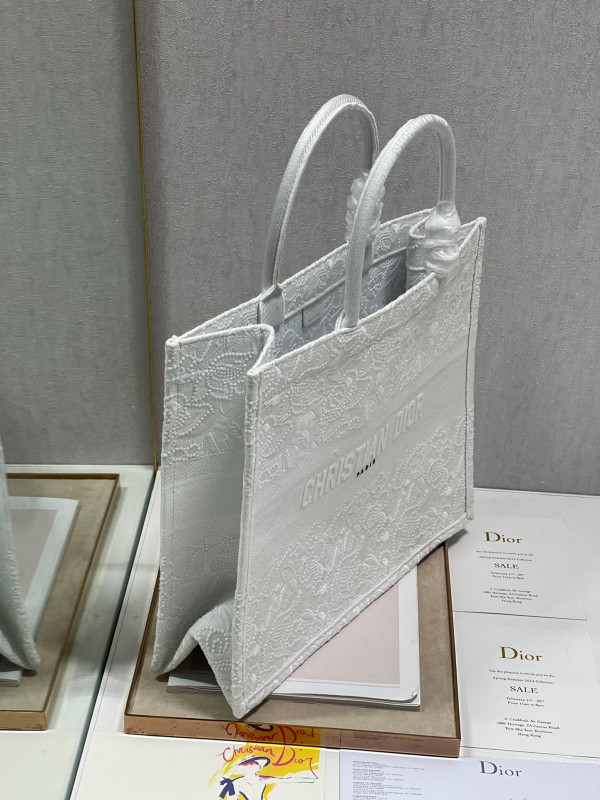 large D*or book tote