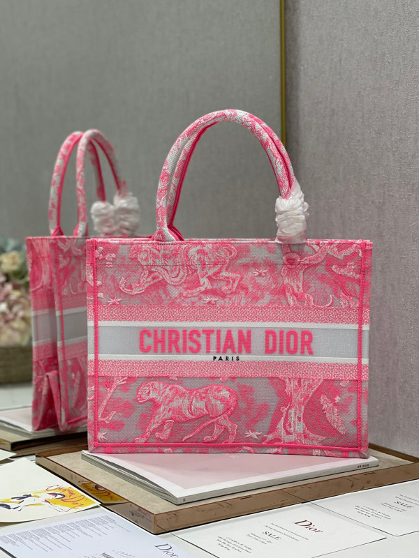 medium D*or book tote