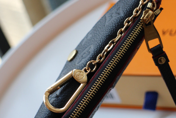 l**is V*t*n card holder recto verso