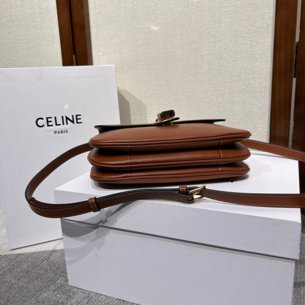 Ce**e medium tabou in smooth calfskin