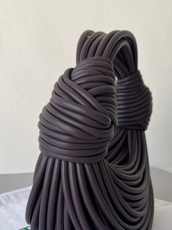 Bo*te*ga ve*ne*ta double knot