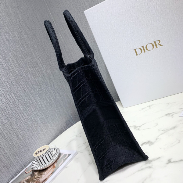 large D*or book tote