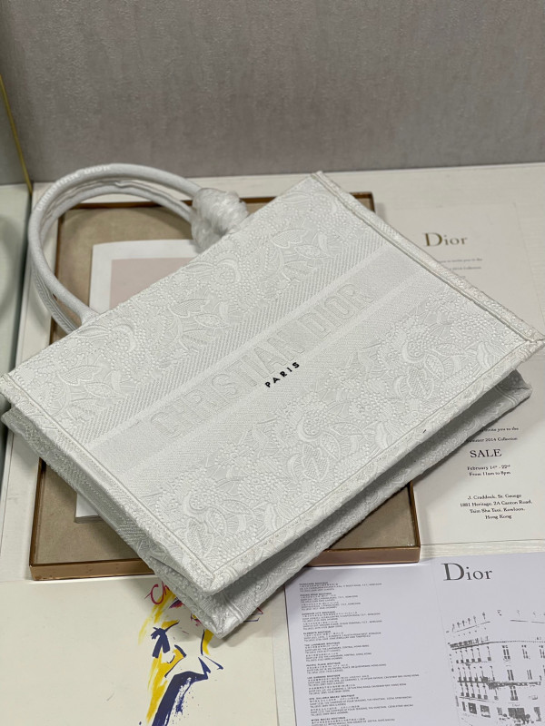 medium D*or book tote