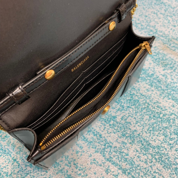 Ba*len*cia*ga hourglass wallet on chain