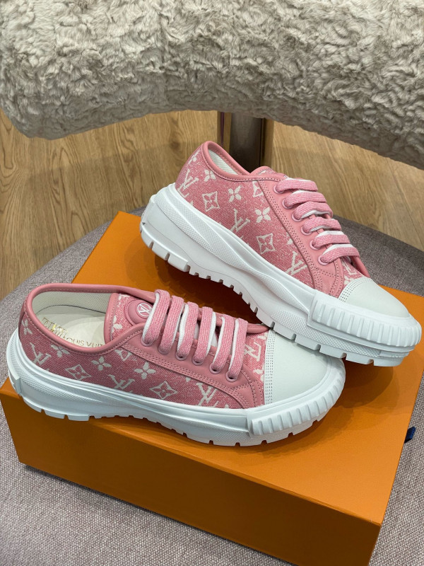 l**is V*t*n squad sneaker