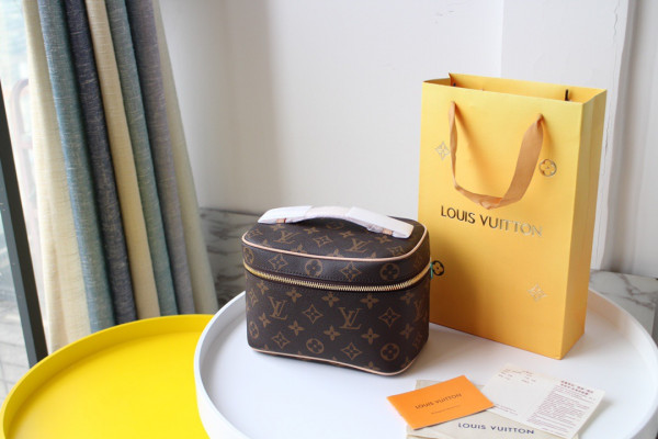 l**is V*t*n toiletry bag
