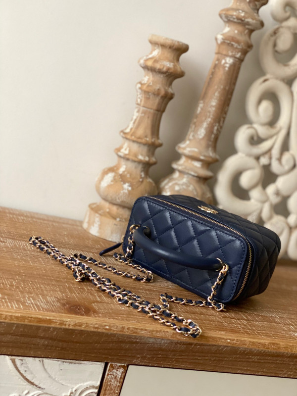 CL VANITY WITH CHAIN