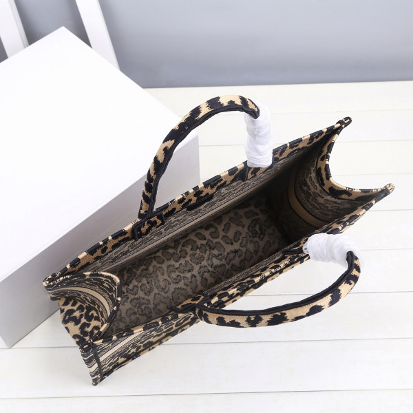 large D*or book tote