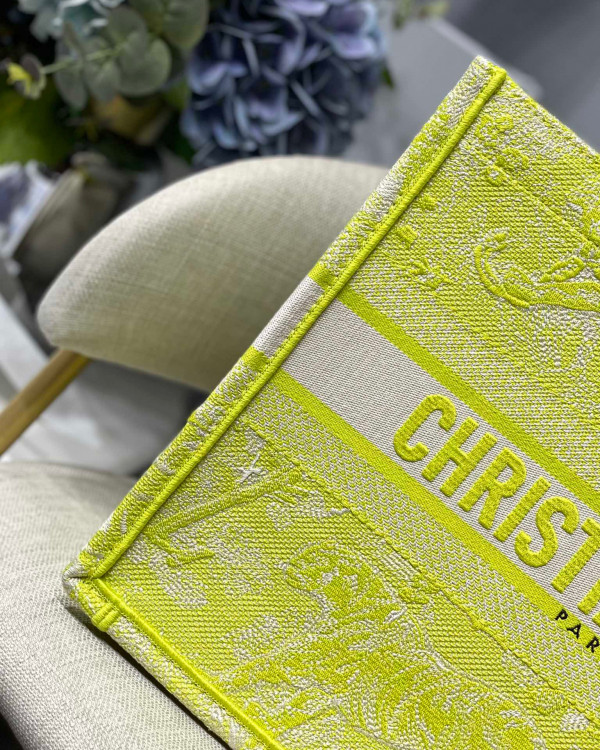 medium D*or book tote