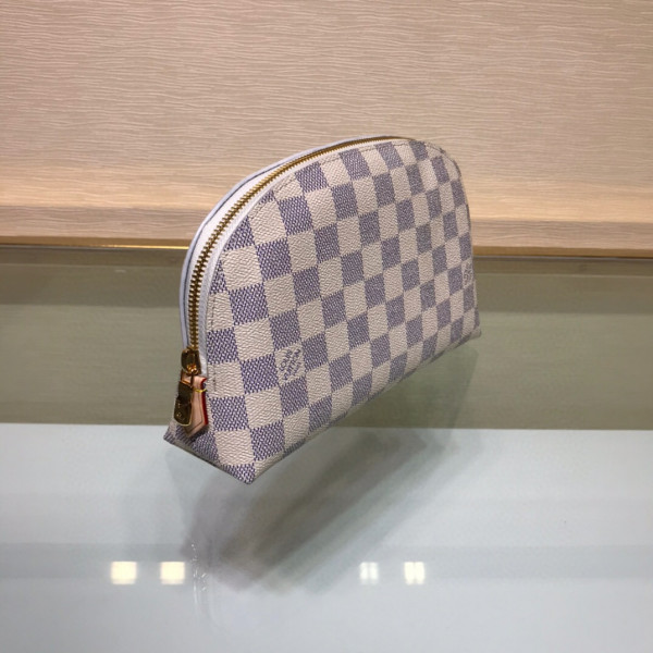 l**is V*t*n cosmetic pouch gm