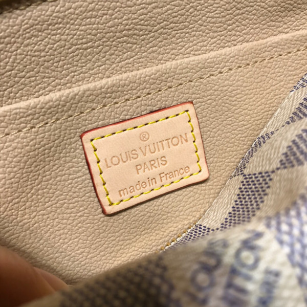 l**is V*t*n cosmetic pouch