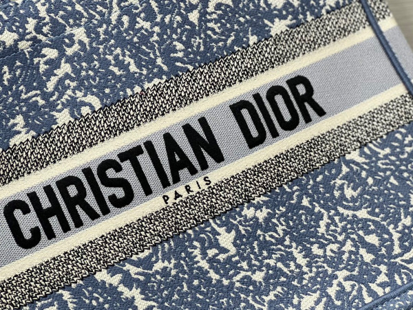 medium D*or book tote