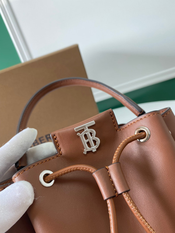 B**rry bucket bag