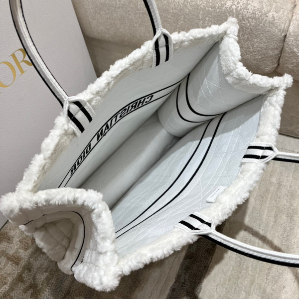 large D*or book tote