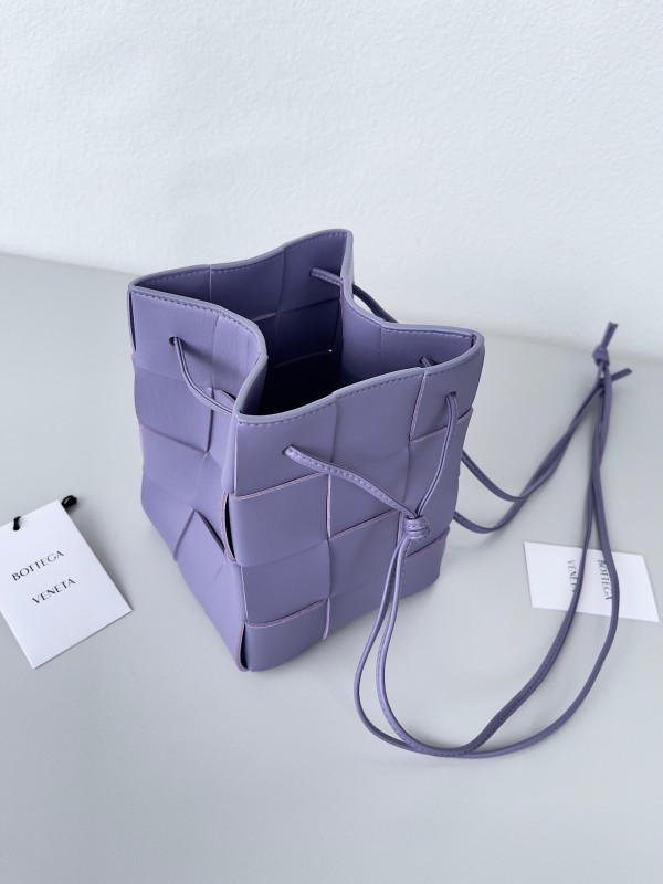 Bo*te*ga ve*ne*ta cassette bucket bag