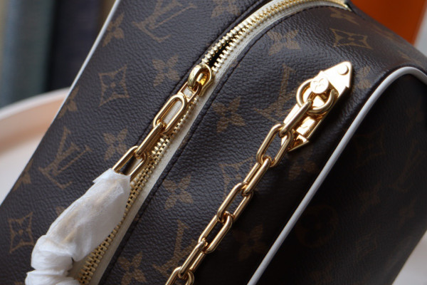 l**is V*t*n lvxnba toiletry bag