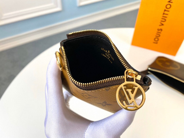l**is V*t*n monogram pouch