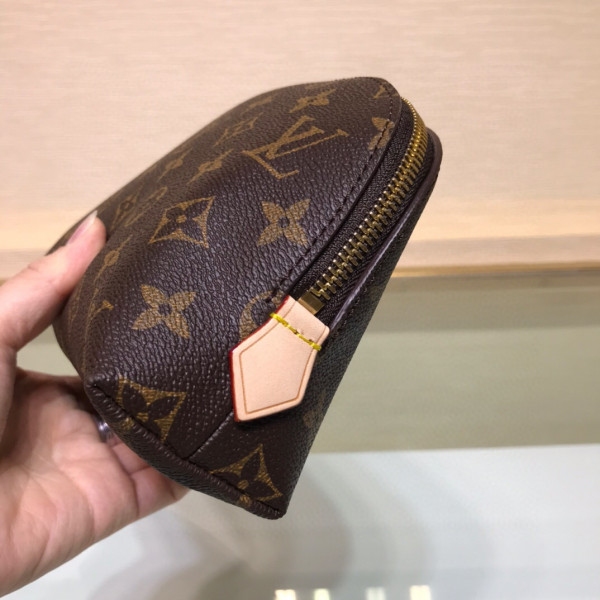 l**is V*t*n cosmetic pouch gm