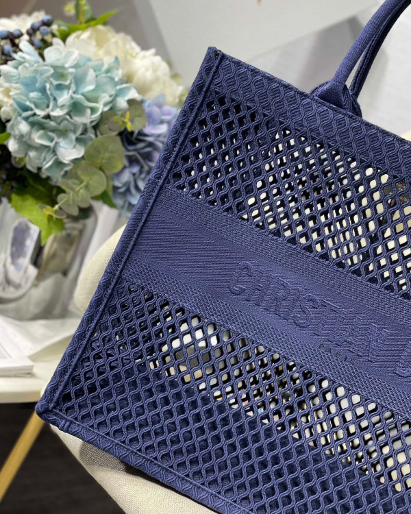 large D*or book tote