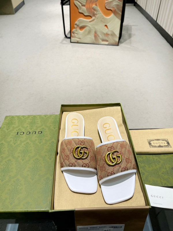 G*u*i gg matelassé canvas slide sandal