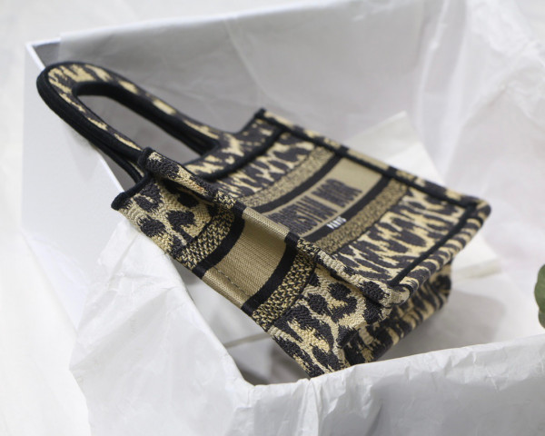 D*or book tote mini