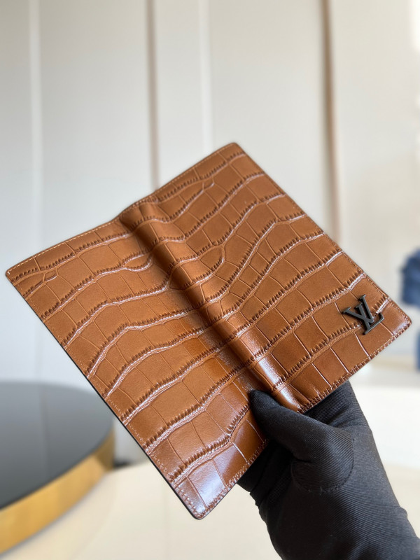 l**is V*t*n brazza wallet