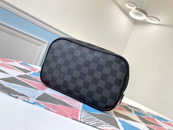 l**is V*t*n toiletry pouch pm