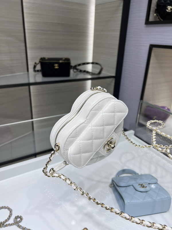 CL HEART CLUTCH WITH CHAIN