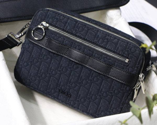 D*or safari messenger bag