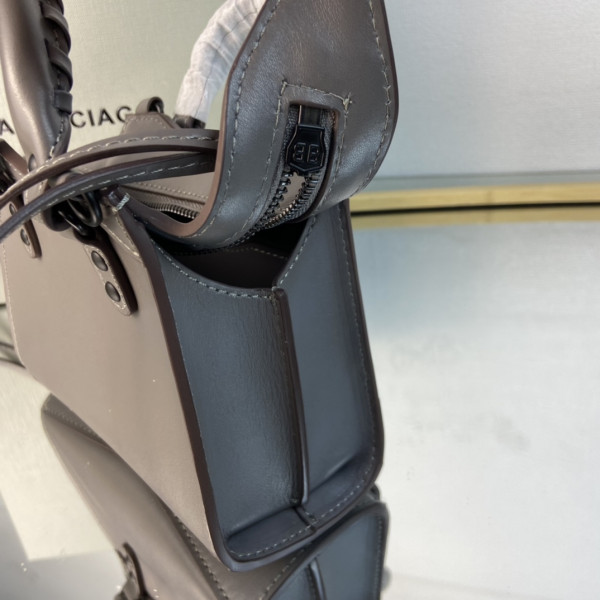 Ba*len*cia*ga neo classic nano top handle bag