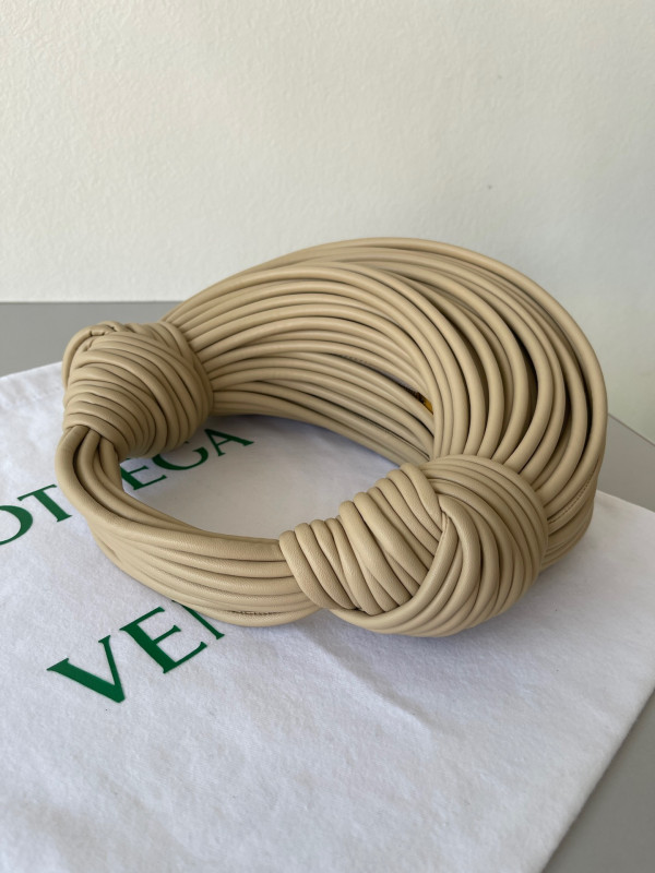 Bo*te*ga ve*ne*ta double knot