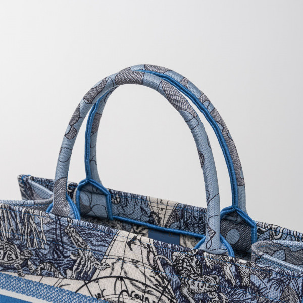 medium D*or book tote