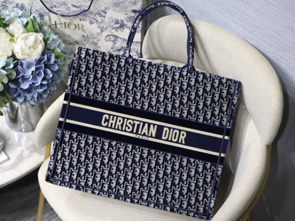large D*or book tote