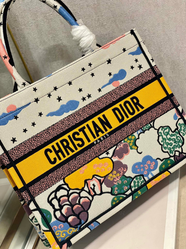 medium D*or book tote