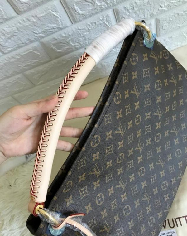 l**is V*t*n artsy bag mm