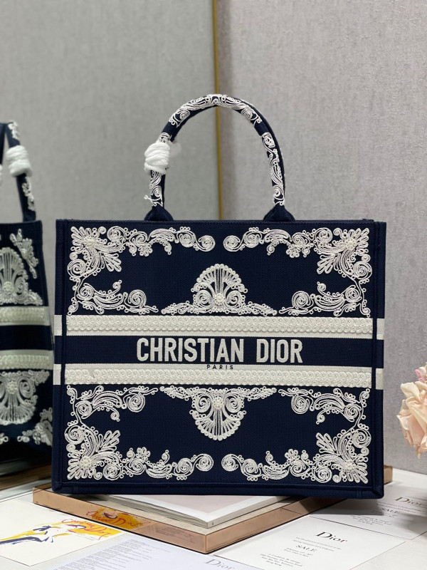 large D*or book tote