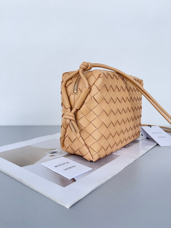 Bo*te*ga ve*ne*ta small loop camera bag