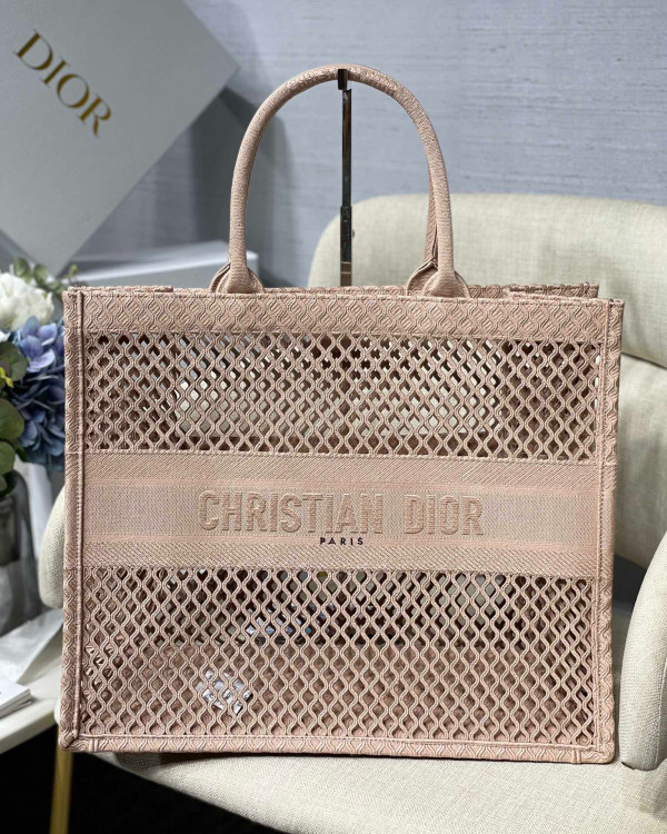 large D*or book tote
