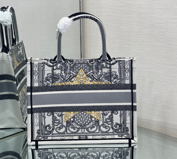 medium D*or book tote