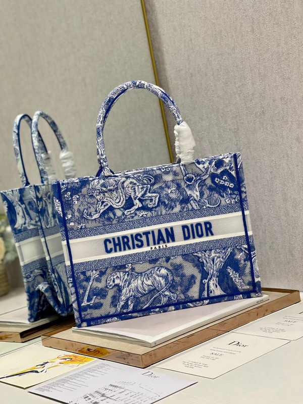 medium D*or book tote