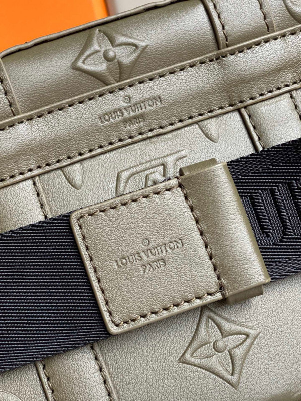 l**is V*t*n trunk slingbag