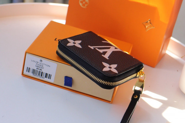 l**is V*t*n zippy coin purse