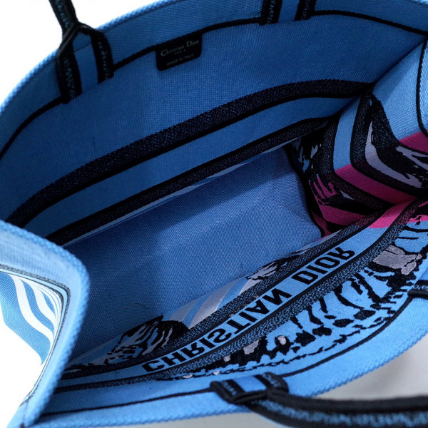 large D*or book tote